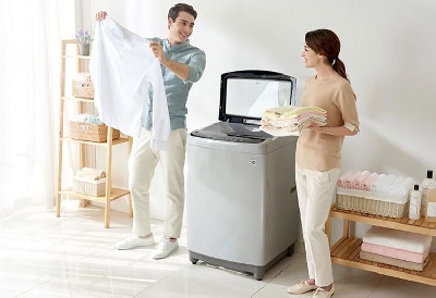 Bạn có đang sở hữu chiếc máy giặt cửa trên - ữu máy giặt cửa trên thì sẽ dễ dàng bỏ quần áo vào máy. Vậy còn máy giặt cửa trước thì sao? Có bỏ thêm quần áo được không hay phải ngậm ngùi giặt tay?

1Bỏ thêm quần áo khi máy giặt cửa