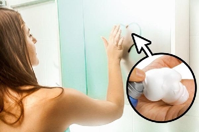 Bạn đã biết cách sử dụng nước rửa tay diệt khuẩn nhanh và mẹo để những chiếc gương sáng bóng  - iệt khuẩn nhanh lại còn dễ bị mờ do hơi nước bốc lên mỗi lần tắm.
Những cách rất đơn giản sau đây có thể “giải cứu” cho chiếc gương rất nhanh chóng đấy.

Nước ấm
Thấm một ít nư