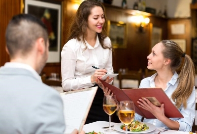 Các kỹ năng mà nhân viên phục vụ nhà hàng cần có - i việc nhà hàng bạn có những món ăn ngon, chất lượng, hấp dẫn thì cách phục vụ của nhân viên cũng được khách hàng chú ý rất nhiều. Có rất nhiều nhà hàng mặt dù chất lượng đồ ăn ngang nhau