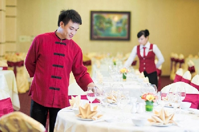 Cách phục vụ khách chuyên nghiệp tại nhà hàng -  để  khách hàng cảm thấy thân thiện, gần gũi trong không gian nhà hàng. Đây  là khoảng thời gian mà nhân viên phục vụ phải luôn chân luôn tay với  công việc, nhất là lúc đông khách vào thời điểm 