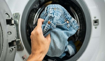 Cần chú ý khi giặt quần jean bằng máy - hanh hơn. Hãy cùng tìm ra những lỗi sai khi giặt quần jean bằng máy và mẹo để khắc phục vấn đề này nhé.

1. Để nguyên mặt ngoài quần jeans
Một trong những sai lầm thường thấy nhất có thể d