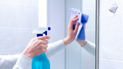 Chia sẻ với bạn cách vệ sinh gương tại nhà - h bóng đá cầm tay kính thủy tinh là một chất liệu rất mỏng manh, vì thế việc làm sạch chúng đòi hỏi có sự tinh tế và thận trọng. Mà nhiều gia đình có trẻ nhỏ lại hạn chế sử dụng hóa chấ