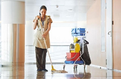  Công việc hằng ngày của một Nhân viên vệ sinh công cộng  - ng khách sạn sẽ là những người đảm nhận nhiệm vụ này.
Trong mỗi phòng khách sạn đều có Nhân viên buồng phòng dọn dẹp nhưng với những khu vực công cộng như sảnh, hành lang, cầu thang, … cần 