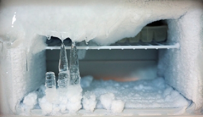 Đóng tuyết trong tủ lạnh cần xử lý đúng cách - ng sau một thời gian sử dụng, nhiều người thắc mắc tại sao ngăn đá trên của tủ lạnh thường xuất hiện một lớp tuyết dày đặc bám bên trong? Lớp tuyết này không chỉ khiến không gian tủ lạnh