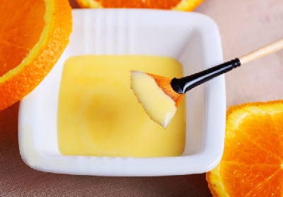 Dùng vỏ cam để tân trang nhan sắc - 
Vỏ cam chứa nhiều vitamin C hơn cả trái cây. Đặc tính kháng khuẩn trong vỏ cam khiến nó trở thành một bổ sung tuyệt vời cho chế độ chăm sóc da của bạn.
Vỏ cam cũng là một thành phần hoàn hảo 