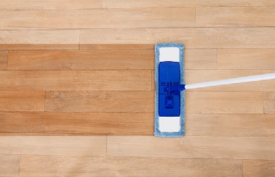 Gợi ý một vài mẹo nhỏ để vệ sinh sàn gỗ - óng là một chuyện không hề đơn giản.

1. Các bước vệ sinh sàn gỗ đúng cách
Bước 1: Dọn dẹp sàn trước khi bắt đầu lau
Để vệ sinh sàn gỗ sạch sẽ, việc đầu tiên bạn cần phải dọn dẹ