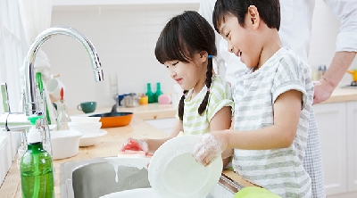 Hãy khuyến khích trẻ làm việc nhà giúp gia đình -  đần mình mà còn giúp trẻ phát triển một cách toàn diện.
Trẻ con có thể học cách sống có trách nhiệm với bản thân và mọi người xung quanh ngay từ hành động giúp bố mẹ làm việc nhà. Từ đó