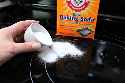 Hiệu quả của baking soda trong vệ sinh nhà cửa - ó các công dụng kì diệu nào nữa?

1. Baking soda là gi?
Baking soda là một chất rắn, màu trắng, nhưng thông thường chúng ta vẫn thấy chúng tồn tại ở bán máy chà sàn đơn dạng bột mịn không mùi, c