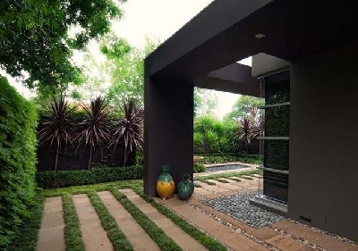 Học cách thiết kế sân vườn hiện đại - ơi mát cho cả căn nhà.
Vượt ra ngoài các ý tưởng thông thường, kiến trúc sư đã thiết kế sân vườn từ ý tưởng của những cánh cửa lùa, vừa hiện đại, vừa tạo được không khí tươi mát cho 