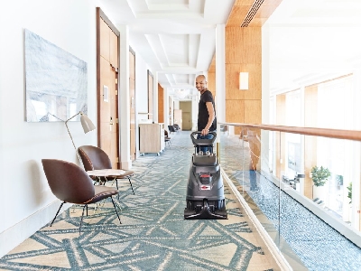 Hướng dẫn sử dụng máy chà sàn công nghiệp - àn chải cứng dùng để  chà sàn, pad dùng để chà sàn hay đánh bóng sàn,…
- lắp đặt  bàn chải: gắn bàn chải thích hợp vào máy chà sàn.
- pha hóa chất: cần sử dụng hóa chất thích hợp cho máy v