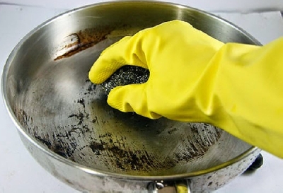 Khắc phục tình trạng nồi nấu gas bị đen - ông nghiệp tại đà nẵngrất khó để chùi rửa. Vậy nguyên nhân và cách khắc phục vấn đề này như thế nào?

Không vệ sinh sạch nồi trước khi sử dụng
Nồi nấu còn thức ăn thừa dính dưới đ