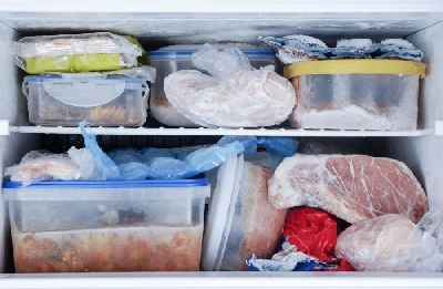 Mẹo bảo quản thịt, cá trong tủ lạnh mua dịch đơn giản -  xấu đến sức khỏe.
1. Cách bảo quản cá trong tủ lạnh
Cách bảo quản cá tươi

Trước khi bảo quản cá trong tủ lạnh bạn cần phải sơ chế cá, loại bỏ vảy, cắt vây mang, làm sạch nội tạng 