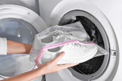 Mẹo giặt giày bằng máy giặt vô cùng đơn giản - ặt giày trắng sạch bằng máy giặt nhé.

1. Có nên giặt giày bằng máy giặt không?
Nhiều người không bao giờ nghĩ đến việc máy lau sàn ngồi lái giặt giày bằng máy giặt vì họ nghĩ điều đó s