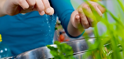 Mẹo xử lý khi nấu canh nêm quá tay -  được một số mẹo chữa mặn cho canh nhé!

1. Giấm ăn
Chỉ cần một lượng giấm nhỏ cũng sẽ phát huy tác dụng trung hòa vị mặn của món ăn. Khi nêm giấm bạn hãy nêm từ từ, máy hút bụi sàn nh