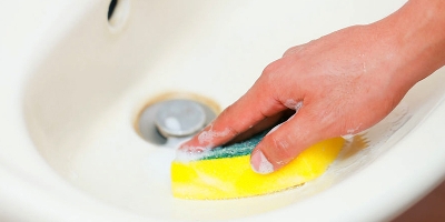 Những cách tẩy trắng bồn rửa mặt cùng  hóa chất cho máy rửa chén - ặt thảm công nghiệpchúng có thể ảnh hưởng tới chính sức khỏe của người sử dụng.

Bồn rửa mặt nếu không được vệ sinh thì chỉ vài ngày sẽ xuất hiện vết bẩn, vết ố trên nền men trắ