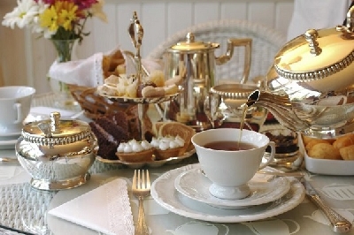 Qui trình chuẩn bị tiệc trà  - iên Nhà hàng – Khách sạn cần phải nắm vững các kiến thức, kỹ năng phục vụ cùng với thực đơn và quy trình tổ chức tiệc trà.
Tiệc trà là gì?
Tiệc trà là một bữa ăn nhẹ với các loại bán