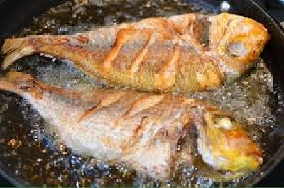 Rán cá bằng dầu mỡ rất dễ gây bệnh - 
Hiện nay, các bà nội trợ khi chế biến các món rán như: cá rán, gà rán, thịt rán… đều sử dụng dầu ăn (thực vật) hoặc mỡ động vật rất nhiều, nhằm sinh nhiệt cao tác động trực tiếp vào th