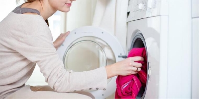 Sấy khô quần áo dễ dàng với mẹo hay từ máy giặt - ồng thời quần áo cũng không được làm khô hoàn toàn. Bài viết dưới đây sẽ gợi ý cho bạn 2 mẹo hay giúp máy giặt nhà bạn vắt khô quần áo nhanh hơn.

1Cân bằng tải trọng khi giặt
Tại sao câ