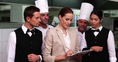Tìm hiểu trách nhiệm của quản lý nhà hàng - y của nhà hàng. Là người được đào tạo chuyên sâu về an toàn thực phẩm, luật sức khỏe, luật nhà hàng địa phương và nhà nước. Sự hấp dẫn và an toàn của tất cả các thực phẩm trong nhà hà