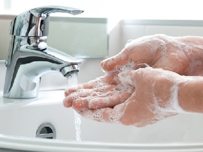 Vệ sinh tay thường xuyên để phòng dịch Covid - hực hiện vệ sinh môi trường, khử khuẩn tại nơi làm việc.
Theo đó, những nơi làm việc vệ sinh, khử khuẩn theo cách sau:

- Khử khuẩn bằng các chất tẩy rửa thông thường như chai xịt tẩy rửa 