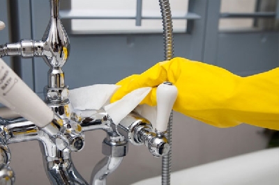 Việc thường xuyên lau chùi, cọ rửa nhà tắm là rất cần thiết - ếp để làm sạch tất cả các thiết bị vệ sinh trong nhà tắm trong vòng “một nốt nhạc”.
Các thiết bị vệ sinh ngày nay thường được sản xuất từ chất liệu sứ trắng mang lại máy chà sàn liê